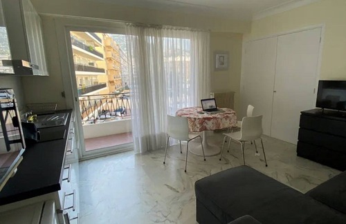 Roquebrune-Cap-Martin Apartment | Between Monaco and Italy, in a building facing the sea, T2 renovated and fully equipped