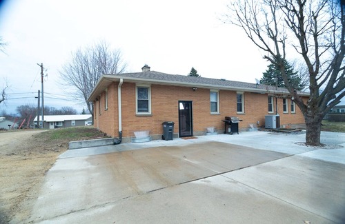 Dubuque House | Between Sundown & Chestnut Ski Resorts & 30 min from the Field of Dreams.