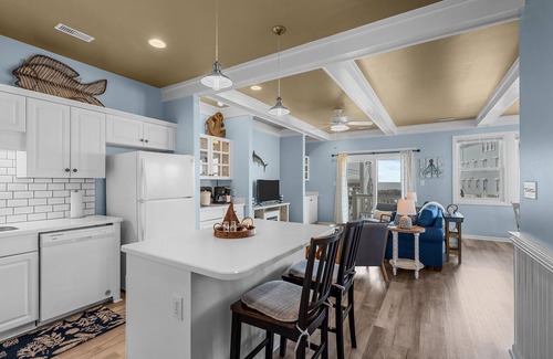 Emerald Isle Condo | Between The Blue - Oceanside 2B/2B Condo w/Pool