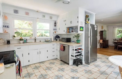 Town of Southold Town House | Between the Vineyard and Sea. Walk to sandy beach from this charming cottage.