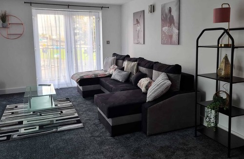 Warrington Condo | Bevan Sleeps, Central Warrington,Sleeps 6,Smart TV, Secure basement Parking