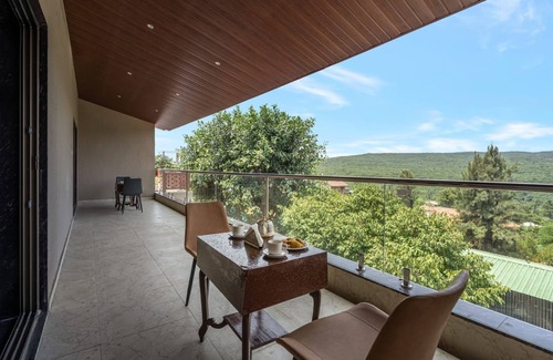 Mahabaleshwar Villa | Beverly Hills by Ebony Stays – Stylish 8BHK Villa with Lawn & Views