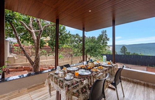 Mahabaleshwar Villa | Beverly Hills by Ebony Stays – Stylish 8BHK Villa with Lawn & Views