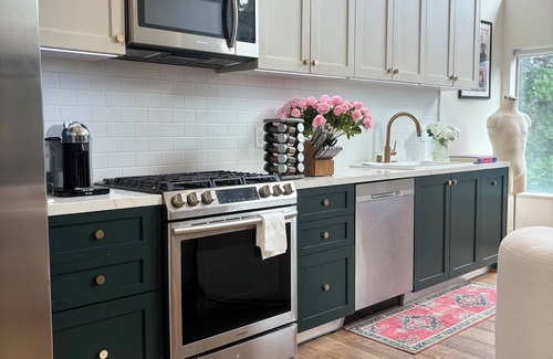 The Flats Apartment | Beverly Hills Luxe Rooftop Retreat – Cozy Fireplace & Stunning Views