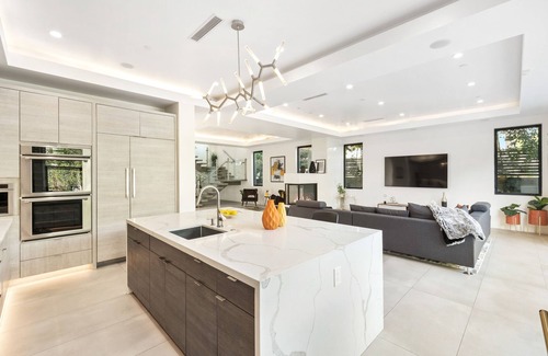 Beverly Grove House | Beverly Hills Luxury 5BR Villa with Pool, Hot Tub, Rooftop Patio & Parking!