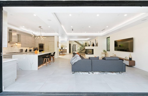 Beverly Grove House | Beverly Hills Luxury 5BR Villa with Pool, Hot Tub, Rooftop Patio & Parking!