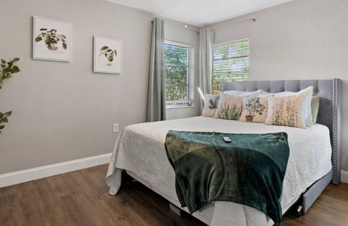 Pine Ridge House | Beverly Hills · Renovated Work & Pet Friendly Home | Near Springs
