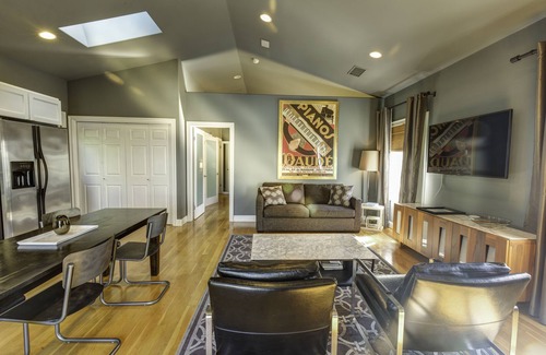 Carthay Circle Apartment | BeverlyGroveLoft Beverly Hills LACMA Farmer's Market Private Apartment Detached