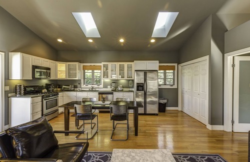 Carthay Circle Apartment | BeverlyGroveLoft Beverly Hills LACMA Farmer's Market Private Apartment Detached