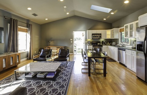 Carthay Circle Apartment | BeverlyGroveLoft Beverly Hills LACMA Farmer's Market Private Apartment Detached
