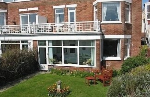 Bexhill-on-Sea Apartment | Bexhill-on-sea Seafront Holiday Apartment close to all local amenities