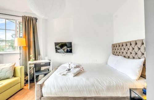 Hendon Apartment | Beyond the Music, Urban Escape Studio, The Perfect Hub for Coldplay, BBC Proms, and Sightseeing, Parking