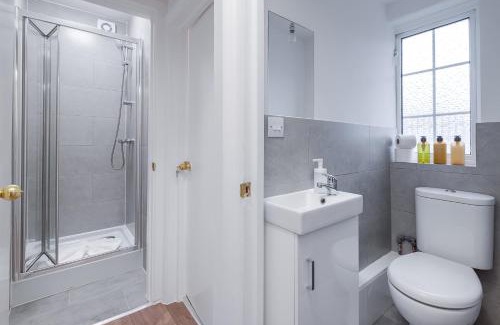 Hendon Apartment | Beyond the Music, Urban Escape Studio, The Perfect Hub for Coldplay, BBC Proms, and Sightseeing, Parking