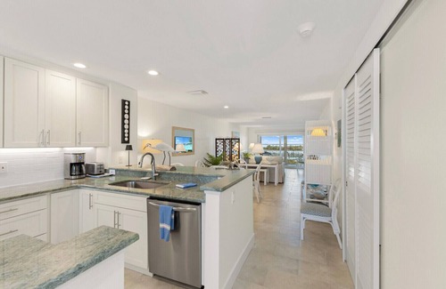 Boca Grande House | BG Grande 34 - 2 Bed/2 Bath Top Floor - Bayfront - Watch the Sunrise with Coffee!