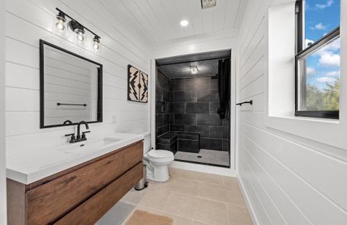 Fredericksburg Cabin | Bia Treehouse Fredericksburg Romantic Hottub EV