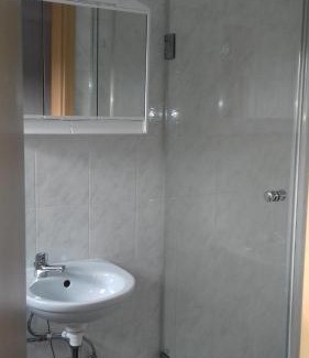 Warthausen House | Biberach-Riss-Zimmer-frei, Einzel-Zimmer Bad Küche
