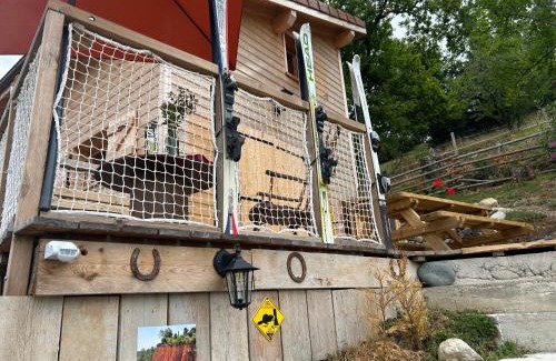 Mouxy House | Bienvenue dans notre Tiny House le Roscoland sur notre établissement professionnel à La Marc'Quize avec piscine partagée et bain nordique privatif en prestation supplément