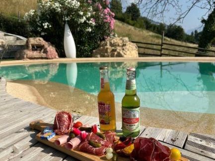 Mouxy House | Bienvenue dans notre Tiny House le Roscoland sur notre établissement professionnel à La Marc'Quize avec piscine partagée et bain nordique privatif en prestation supplément