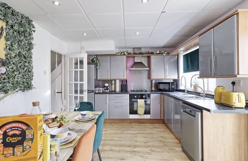 Westcliff-on-Sea House | Big 3Bed 2Bath House Tropical Oasis Pet Friendly!