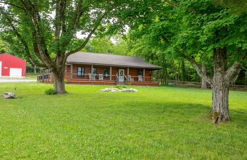 Mount Juliet Cabin | Big and Cozy Cabin Near Nashville, on 4 acres with King Bed & Pool