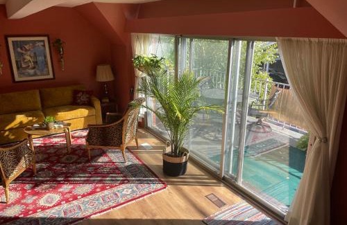 Kitchener Apartment | Big apartment by the Farmers market