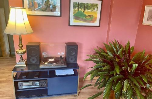 Kitchener Apartment | Big apartment by the Farmers market