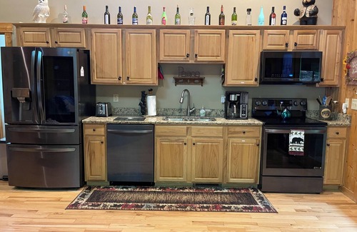 Sautee Nacoochee Cabin | BIG AUGUST SPECIAL, KING, HOT TUB, POOLTABLE, DOGS OK, 4 TVs, WIFI, DECK, GRILL
