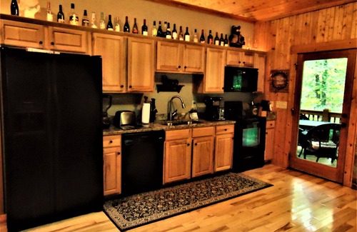 Sautee Nacoochee Cabin | BIG AUGUST SPECIAL, KING, HOT TUB, POOLTABLE, DOGS OK, 4 TVs, WIFI, DECK, GRILL