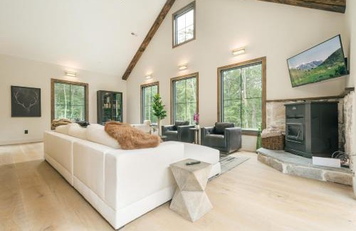 Oakland House | Big Bass Lodge