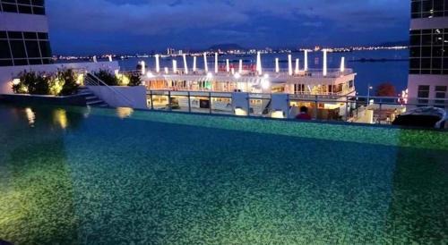 George Town Apartment | Big BathTub Premium Seafront Studio in Town with WiFi & Full Kitchen