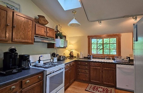 North East House | Big Beach Fantastic Lakeview Private Lake and Beach Access Close to Wineries