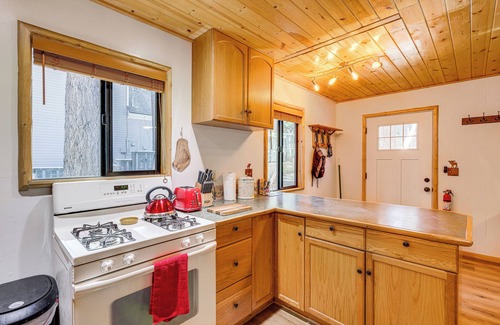 Big Bear City Cabin | Big Bear Cabin Rental w/Kayak: 2 Mi to Lake!