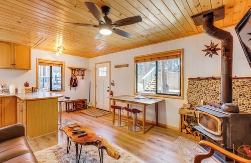 Big Bear City Cabin | Big Bear Cabin Rental w/Kayak: 2 Mi to Lake!