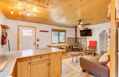Big Bear City Cabin | Big Bear Cabin Rental w/Kayak: 2 Mi to Lake!