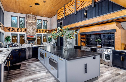 Gatlinburg - Pigeon Forge Cabin | BIG BEAR COVE - 26 BEDROOMS, SLEEPS 100 PEOPLE, LOADED WITH LUXURY!