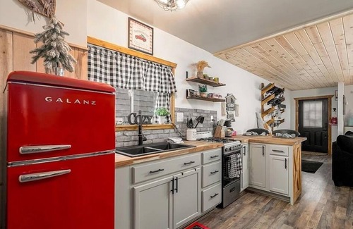 Big Bear City Cabin | BIG BEAR COZY DEN - Comfort in the Mountains Free WiFi & Cozy Vibes.