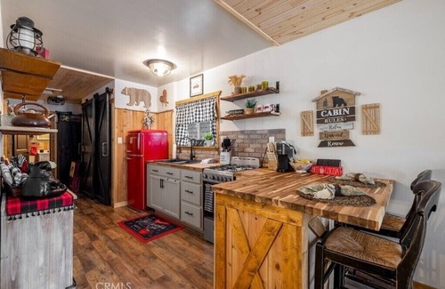 Big Bear City Cabin | BIG BEAR COZY DEN - Comfort in the Mountains Free WiFi & Cozy Vibes.
