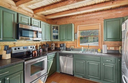 McGaheysville House | Big Bear Lodge: Massanutten Escape - Sleeps 14, 2 Min to Slopes