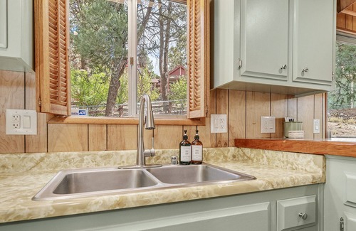 Whispering Forest House | Big Bear Moose House - Views of the Mountains! Foosball Table, Darts and Streaming!