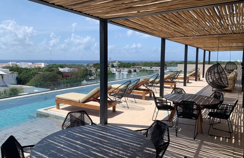 Centro Condo | Big Beautiful Studio Apartment - Rooftop Pool Ocean View