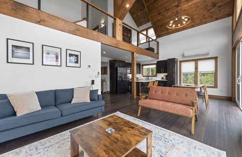 Thornton House | Big Blue Chalet - A Mountain View Getaway