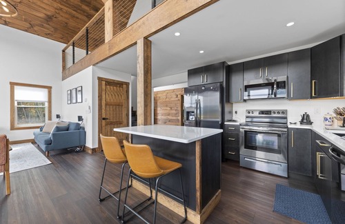 Thornton House | Big Blue Chalet - A Mountain View Getaway