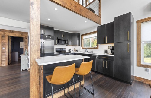 Thornton House | Big Blue Chalet - A Mountain View Getaway