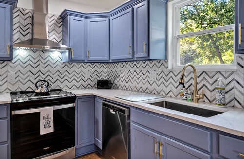 Durham House | “Big Blue” - newly renovated, private historic home, rec room, central to all!