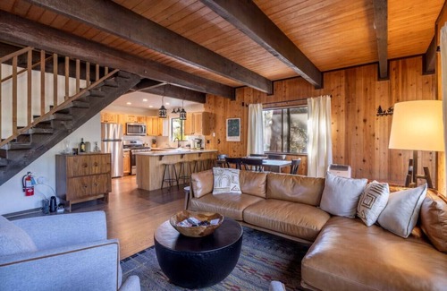 Whispering Forest Apartment | Big Blue|Rustic Modern, Jacuzzi, Centrally located