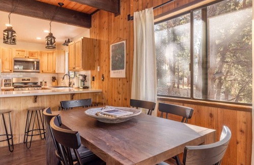 Whispering Forest Apartment | Big Blue|Rustic Modern, Jacuzzi, Centrally located