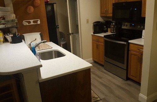 Lake Harmony Condo | Big Boulder Lake Front Condo/Free WiFi & Parking/Pool/Jacuzzi/Fire Place/Grill