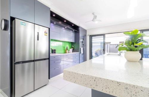 Muirhead House | Big & Breezy House Mins To Beach, Hospital & Uni