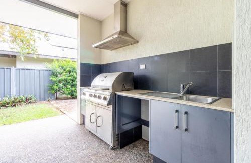 Muirhead House | Big & Breezy House Mins To Beach, Hospital & Uni