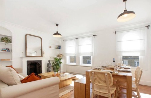 Mile End Apartment | Big, bright & cosy apartment 2 min from Mile End Station, near Victoria Park